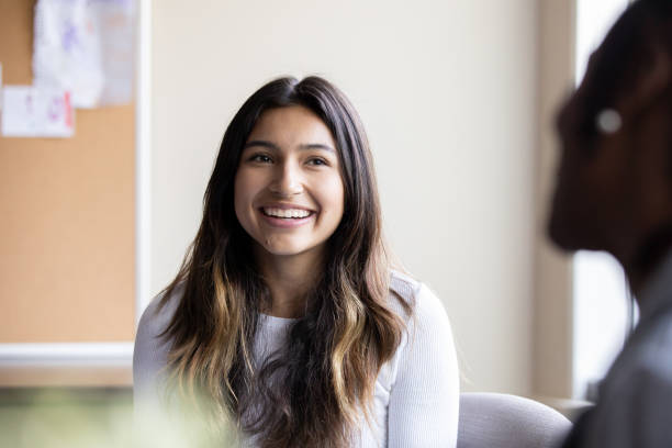 adolescente se reúne con consejero escolar o terapeuta para discutir temas - mental health professional psychiatrist therapy teenager fotografías e imágenes de stock