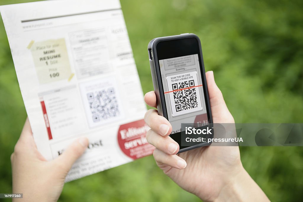 Scannen Werbung mit QR-code auf Handy - Lizenzfrei QR-Code Stock-Foto