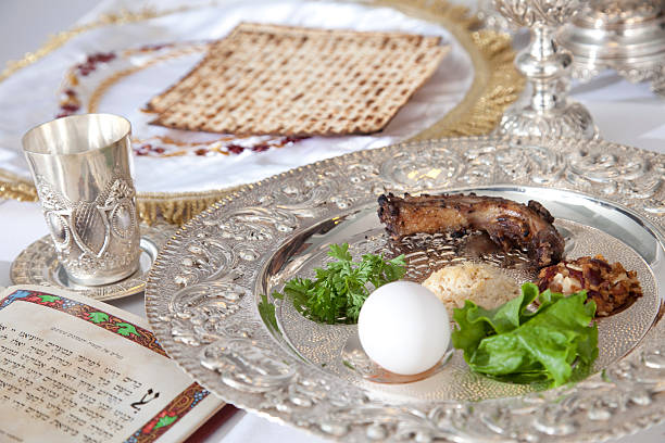 pesach prato de seder - passover judaism seder seder plate imagens e fotografias de stock