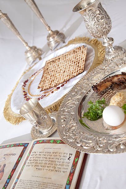 páscoa judaica prato usado em sedher - karpas - fotografias e filmes do acervo