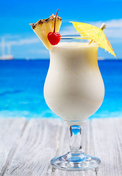 열대 칵테일 - coconut drink cocktail umbrella 뉴스 사진 이미지