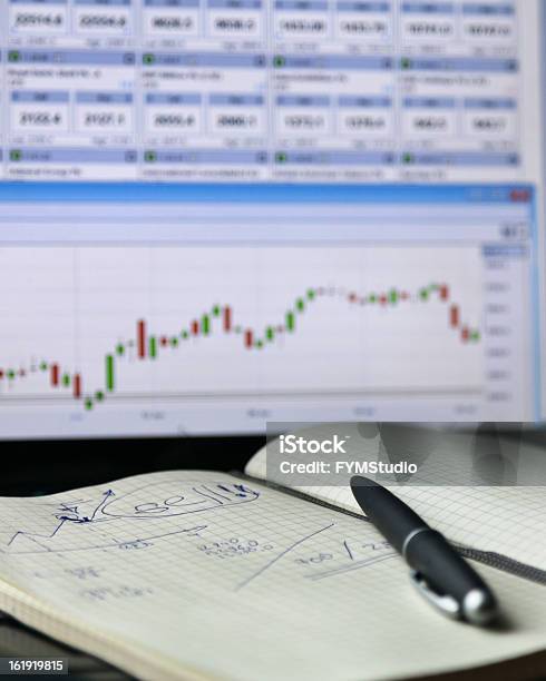 Foto de Trading e mais fotos de stock de Analisar - Analisar, Bolsa de valores e ações, Caderno de Anotação