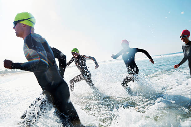 que demuestra resistencia - triathlon fotografías e imágenes de stock