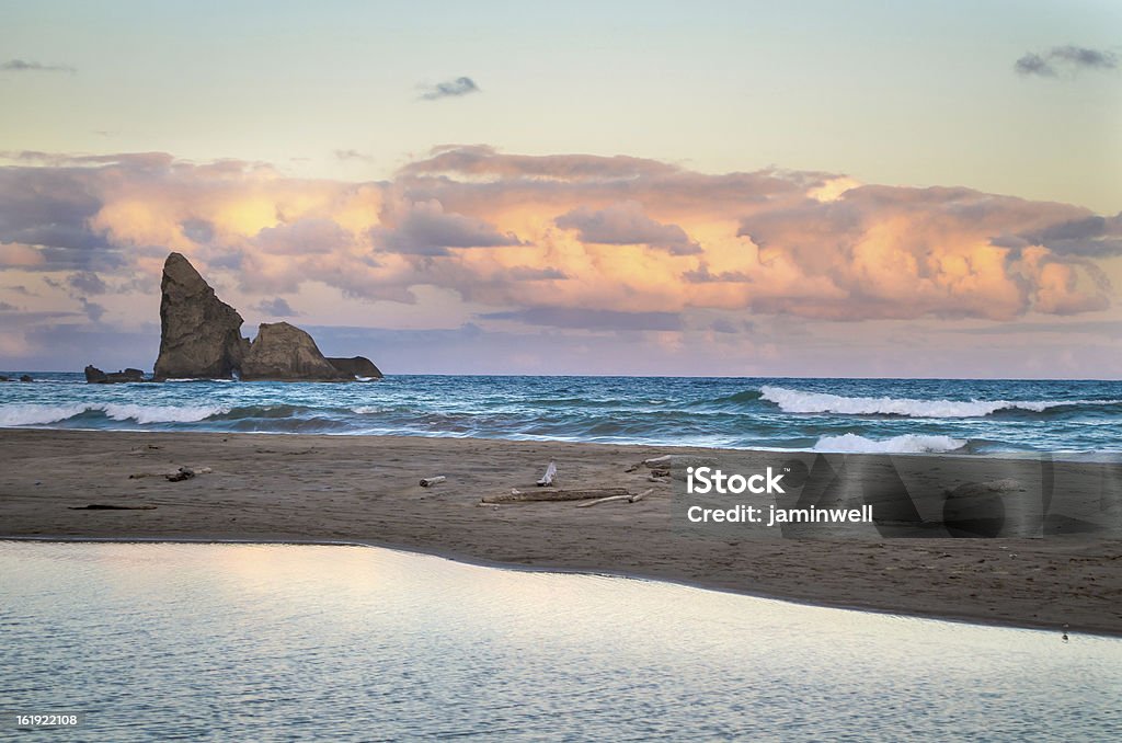 Fond D'Or avec le sable de la plage et affleurement rocheux - Photo de Barrière de sable libre de droits