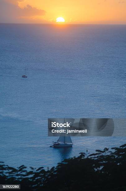Segeln In Den Sonnenuntergang Stockfoto und mehr Bilder von Bahamas - Bahamas, Ansicht aus erhöhter Perspektive, Segeljacht
