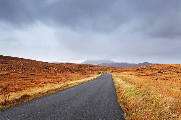 road でアイルランド - republic of ireland mount errigal mountain landscape ストックフォトと画像