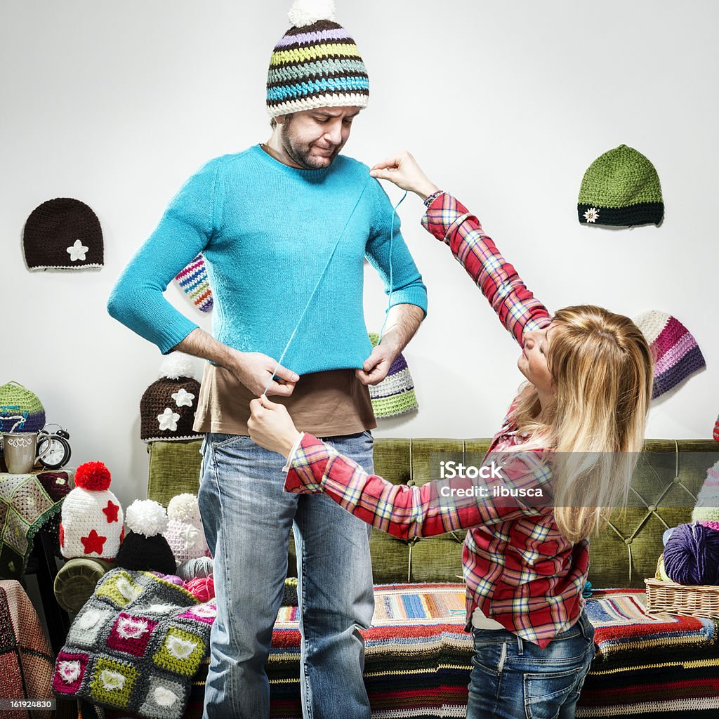 Jeune femme knitter pull boyfriend présent pour Contrarié - Photo de Tricoter libre de droits