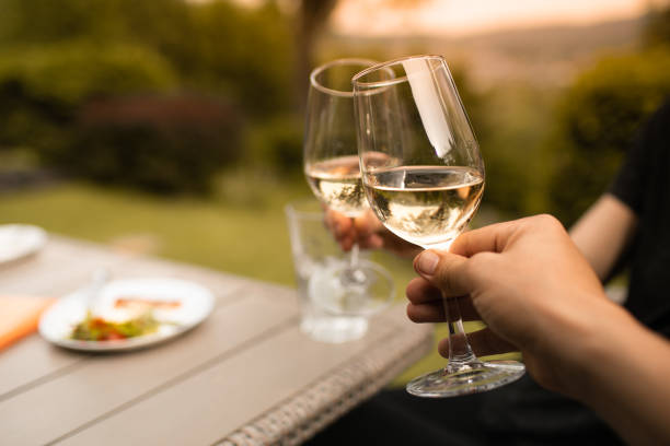 Paar bei einem Glas Wein zusammen. – Foto