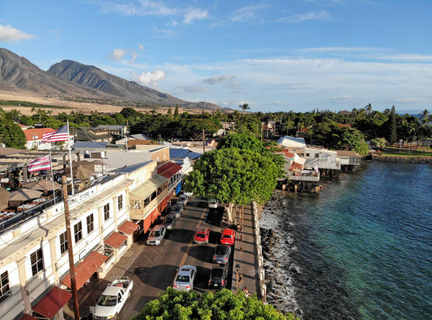 una veduta aerea di lahaina a maui, hawaii - lahaina foto e immagini stock