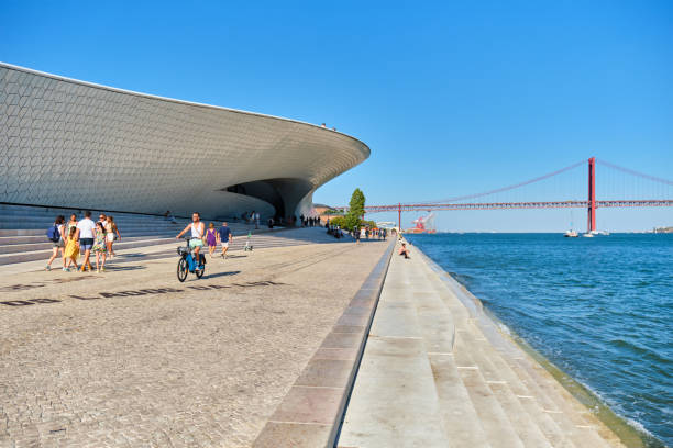maat - музей искусства, архитектуры и технологий - это современное здание на берегу реки тежу в лиссабоне, португалия - река тахо стоковые фото и изображения