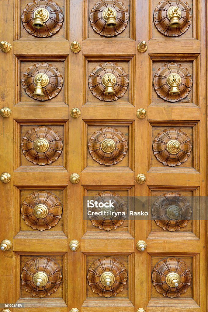Porta de madeira com sinos do templo Hindu Índia - Foto de stock de Aço royalty-free