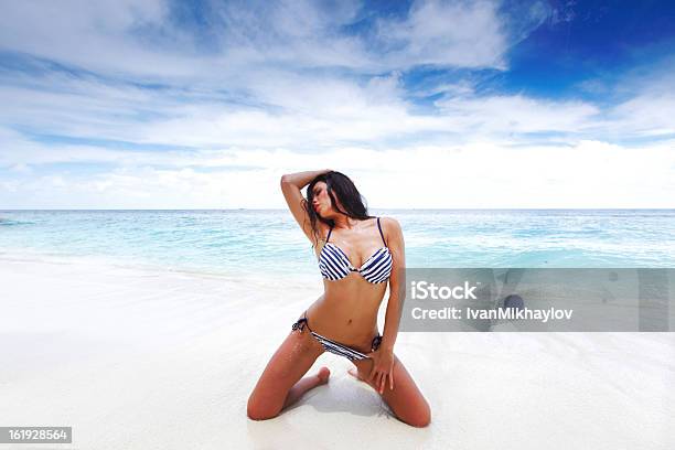 Piękna Kobieta Na Plaży - zdjęcia stockowe i więcej obrazów Biały - Biały, Bielizna damska, Bikini