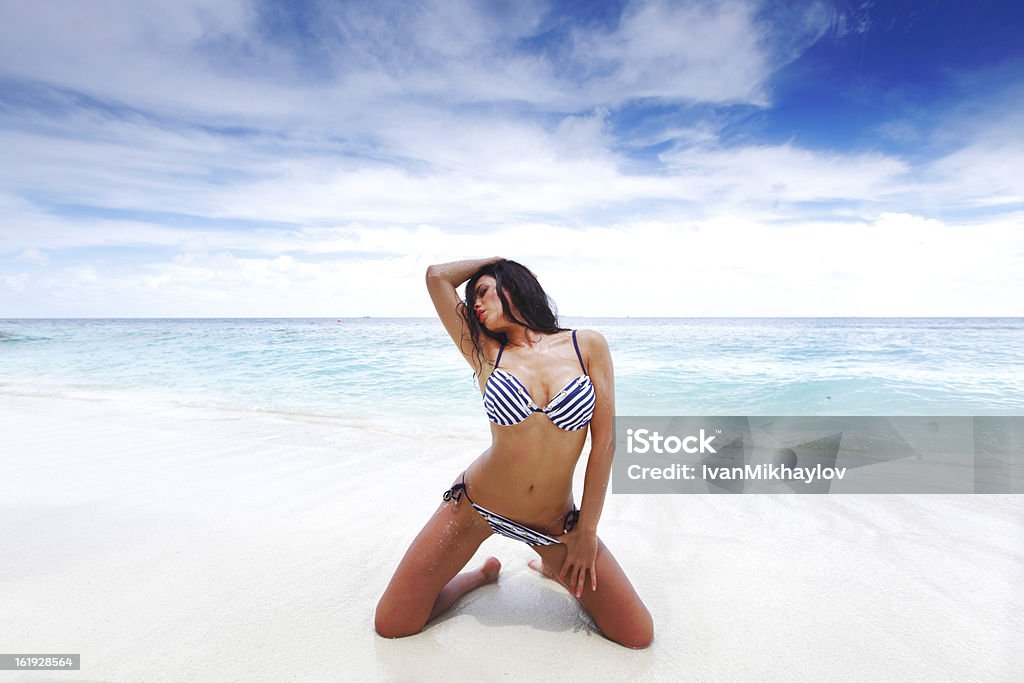 Mulher bonita na praia - Foto de stock de Adulto royalty-free