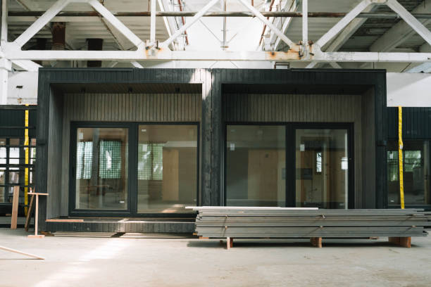 une nouvelle maison préfabriquée modulaire en bois à l’intérieur de l’usine de fabrication - manufacturing occupation photos et images de collection