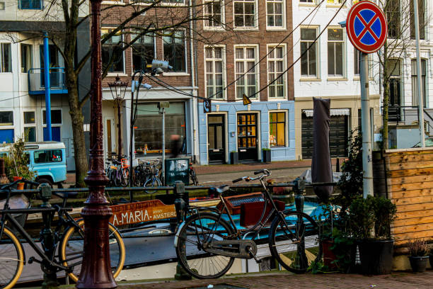 istock Cycle & Facade: Amsterdam's Enchanting Duo 1619354151