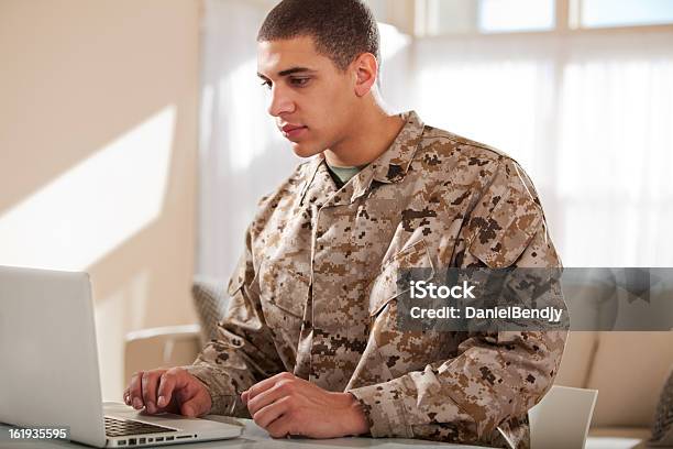 米国海兵隊 Solider ラップトップで仕事する - 軍事のストックフォトや画像を多数ご用意 - 軍事, 退役軍人, 学生