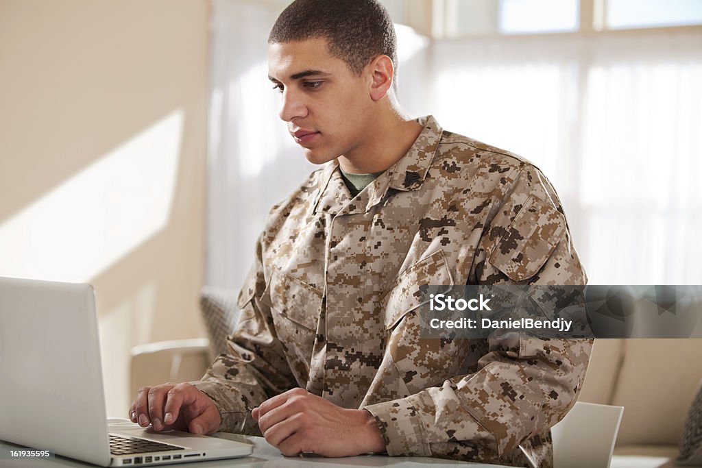 Nos Marine Corps Solider trabalhando no Laptop - Foto de stock de Tropas royalty-free