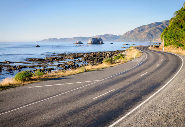 neuseeland-landstraße - curve driving winding road landscape stock-fotos und bilder