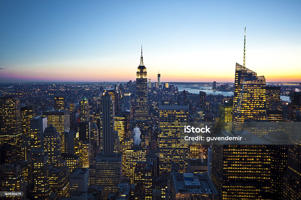 Skyline von New York - Lizenzfrei Abenddämmerung Stock-Foto