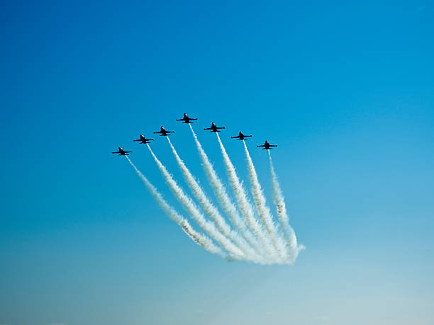 格闘家面の航空ショー - teamwork flying fighter plane airshow ストックフォトと画像