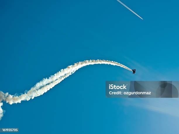 Aereo In Spettacolo Di Acrobazie Aeree - Fotografie stock e altre immagini di Scia aerea - Scia aerea, Acrobatica aerea, Aeroplano