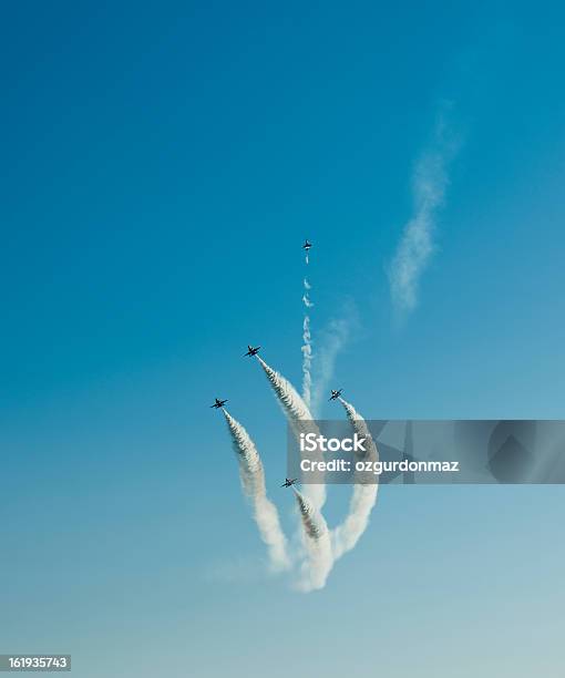 Jet Avión Contrail Foto de stock y más banco de imágenes de Avión de caza - Avión de caza, Dirección, Estela de vapor