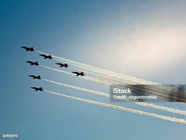 Aviões De Combate Do Espetáculo Aéreo - Fotografias de stock e mais imagens de Espetáculo Aéreo - Espetáculo Aéreo, Azul, Céu