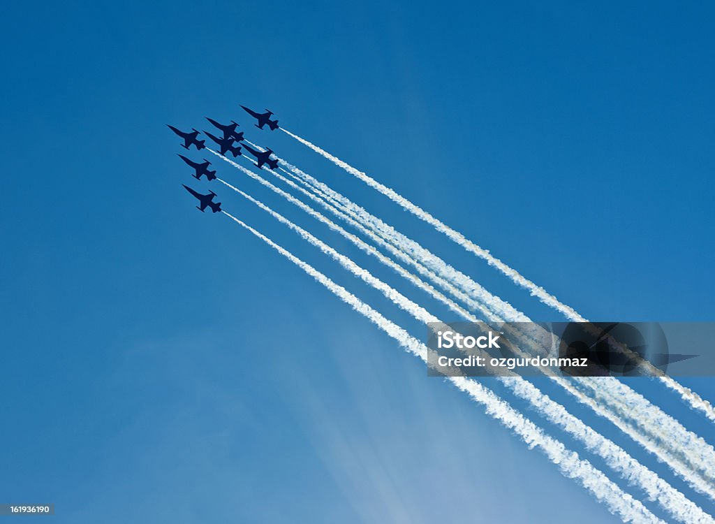 Sete silhuetas de aviões de combate com fumo em Espetáculo Aéreo - Royalty-free Avião de Combate Foto de stock