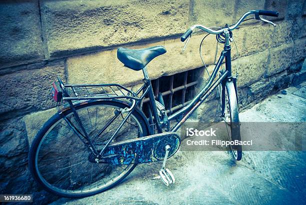 Kurier Na Ścianie We Florencji Włochy - zdjęcia stockowe i więcej obrazów Architektura - Architektura, Bez ludzi, Bicykl