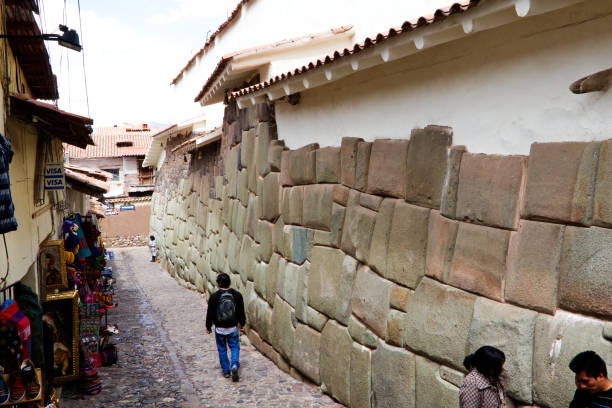 inca stone walls incorporated into modern buildings cusco peru - cargill, incorporated imagens e fotografias de stock