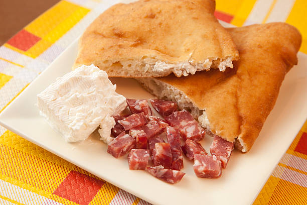 "pizza napolitana fritta" comida - foto de acervo