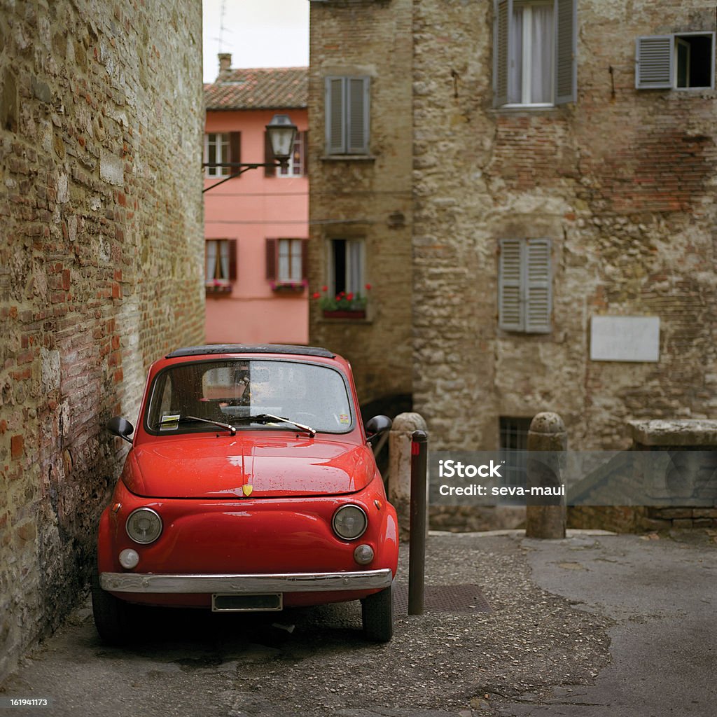 Vecchia auto d'epoca rossa - Foto stock royalty-free di Ambientazione esterna