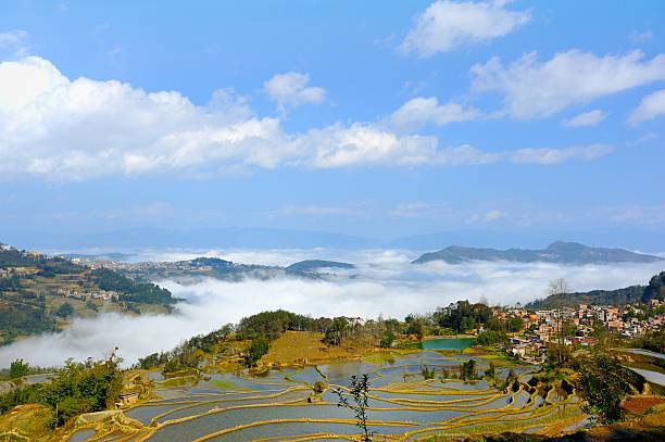 ville, le village, de terrasses et de ciel - agriculture artificial yunnan province china photos et images de collection