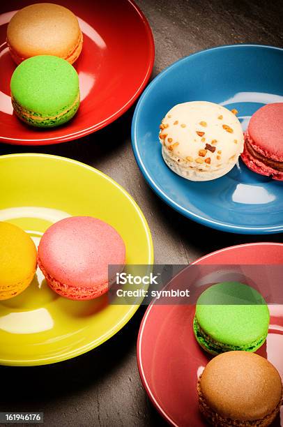 Foto de Macaroons Colorida Francesa e mais fotos de stock de Amarelo - Amarelo, Assado no Forno, Azul