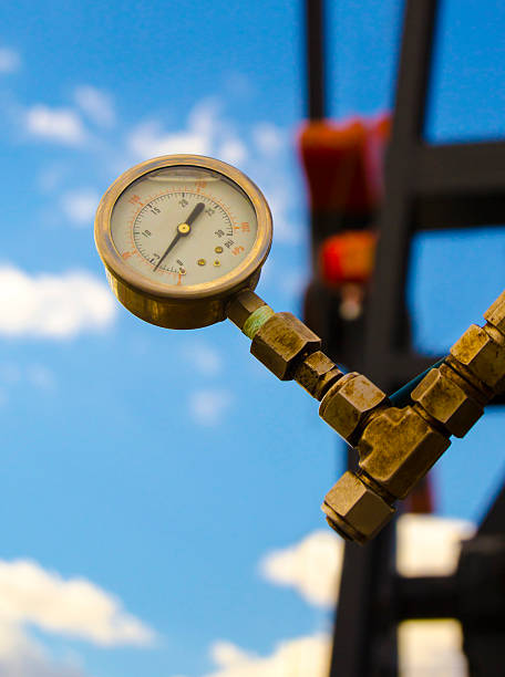 indicatore di pressione olio pumpjack - gas oil wellhead gauge foto e immagini stock