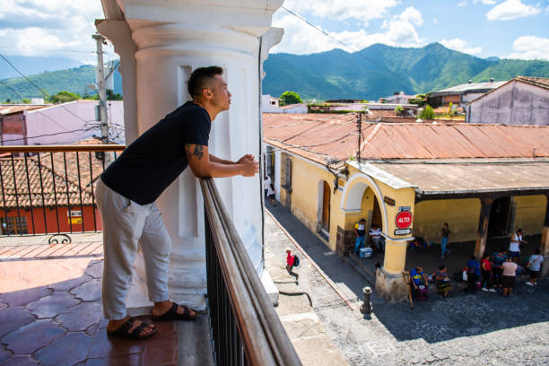 hombre viajando por antigua guatemala - gerardo huitrón fotografías e imágenes de stock