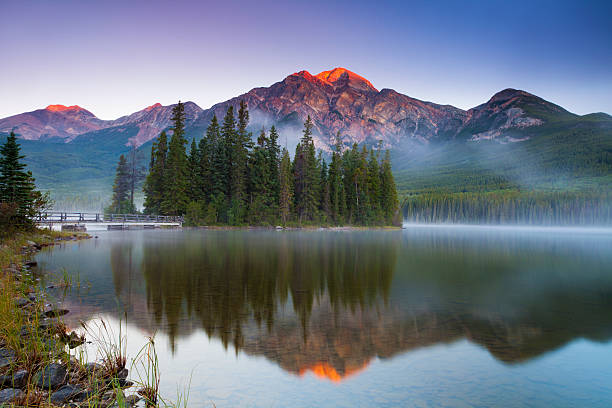 primo semaforo sul lago pyramid - parco nazionale di jasper foto e immagini stock