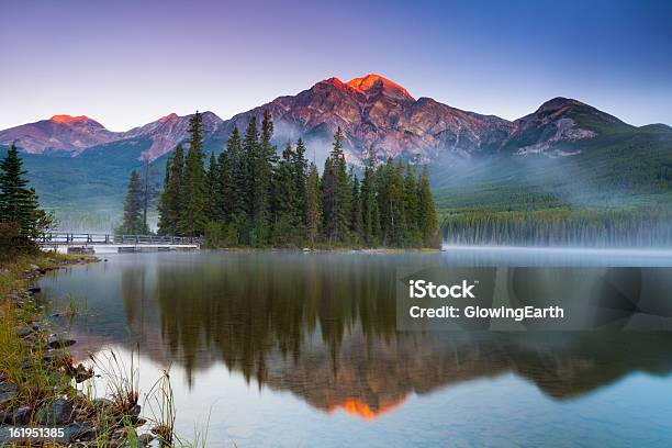 Pierwszy Światło W Pyramid Lake - zdjęcia stockowe i więcej obrazów Park Narodowy Jasper - Park Narodowy Jasper, Kanada, Pyramid Lake