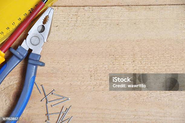 Narzędzia Na Drewnianym Tle - zdjęcia stockowe i więcej obrazów Drewno - Tworzywo - Drewno - Tworzywo, Fotografika, Gwóźdź