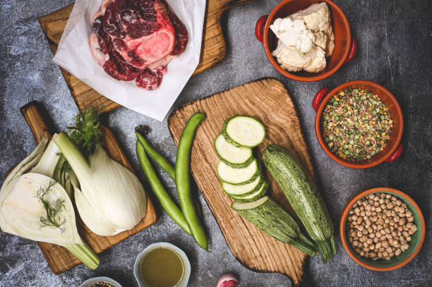 divers ingrédients de bœuf cru et de légumes sur une table. - zinc chick pea cut out isolated photos et images de collection