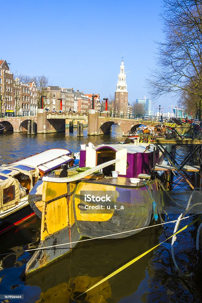Typische Amsterdam Kanal mit Boot Häuser und ein brige - Lizenzfrei Amsterdam Stock-Foto