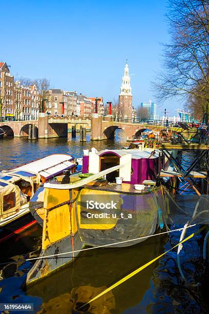 Typische Amsterdam Kanal Mit Boot Häuser Und Ein Brige Stockfoto und mehr Bilder von Amsterdam