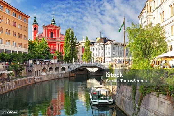 リュブリャナスロベニア教会と川リュブラニツァ - リュブリャナのストックフォトや画像を多数ご用意 - リュブリャナ, リュブラニツァ川, スロベニア