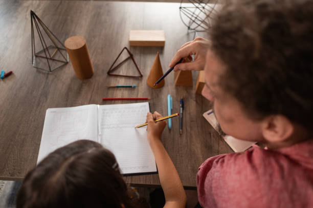 sometimes elementary school children need help with homework - kare i̇ki boyutlu şekil stok fotoğraflar ve resimler