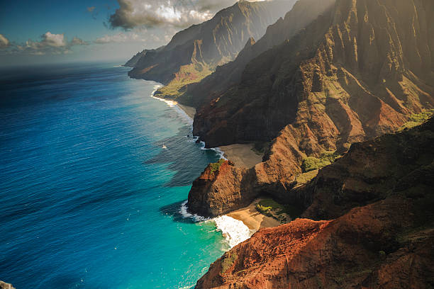 na pali вид с воздуха на побережье гавайских островов - hawaii islands mountain kauai sea стоковые фото и изображения