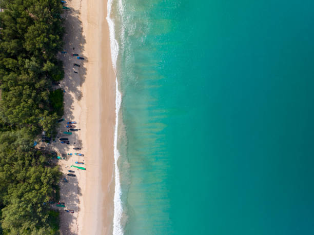 Sea surface aerial view,Bird eye view photo of crashing waves on sandy shore,Beach sea water surface texture,sea sand background,Beautiful nature seascape,Amazing top view beach background vista aérea de la superficie del mar, foto a vista de pájaro de olas rompiendo en la costa arenosa, textura de la superficie del agua de mar de la playa, fondo de arena de mar, hermoso paisaje marino natural, increíble fondo de playa con vista superior