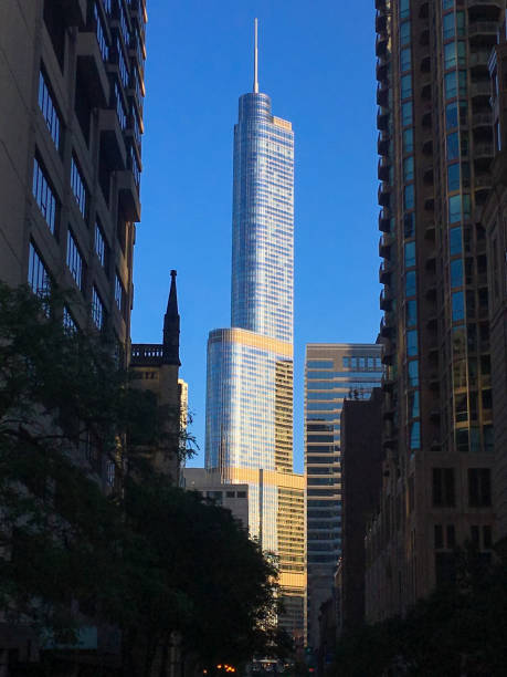 centro da cidade de chicago - trump tower - fotografias e filmes do acervo