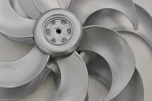 Detail of the fan blades, emphasizing the importance of maintenance and cleaning for efficient operation. Concept and need for regular replacement and dirt removal to ensure optimal performance.
