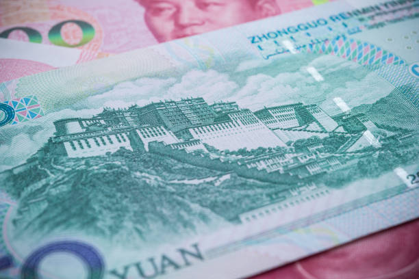 palacio de potala, tíbet en el reverso de 50 billetes chinos de papel moneda yuan renminbi fondo. - 50 yuan note fotografías e imágenes de stock
