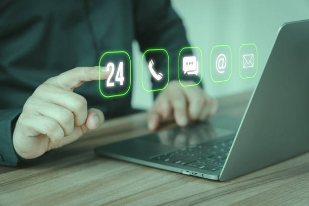 Client man using computer laptop with the virtual screen with apps the call phone, email, address, chat message and 24 hour icons. Customer support hotline contact us people connection concept. cliente hombre usando computadora portátil con la pantalla virtual con aplicaciones de llamada de teléfono, correo electrónico, dirección, mensaje de chat e iconos de 24 horas. línea directa de atención al cliente contáctenos concepto de conexión d